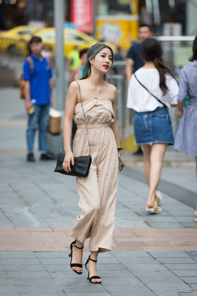 路人街拍：小眼睛的年纪大女孩，短发好可爱，紧身装很青春