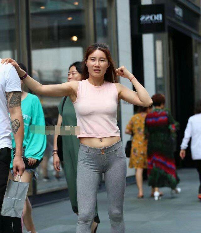 紧身打底裤美女,纤细的腿部和背部线条,展现女神不一样的美!