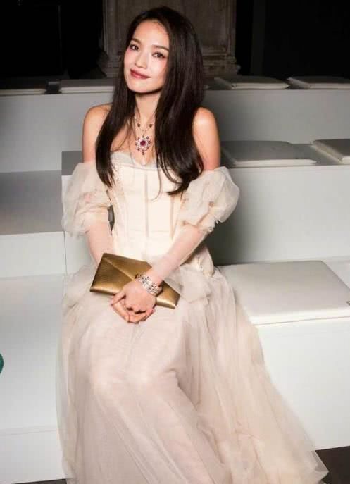  「脖间还佩戴了一」44岁的她依旧风情万种，时尚服饰穿搭高档珠宝首饰，让她无比惊艳