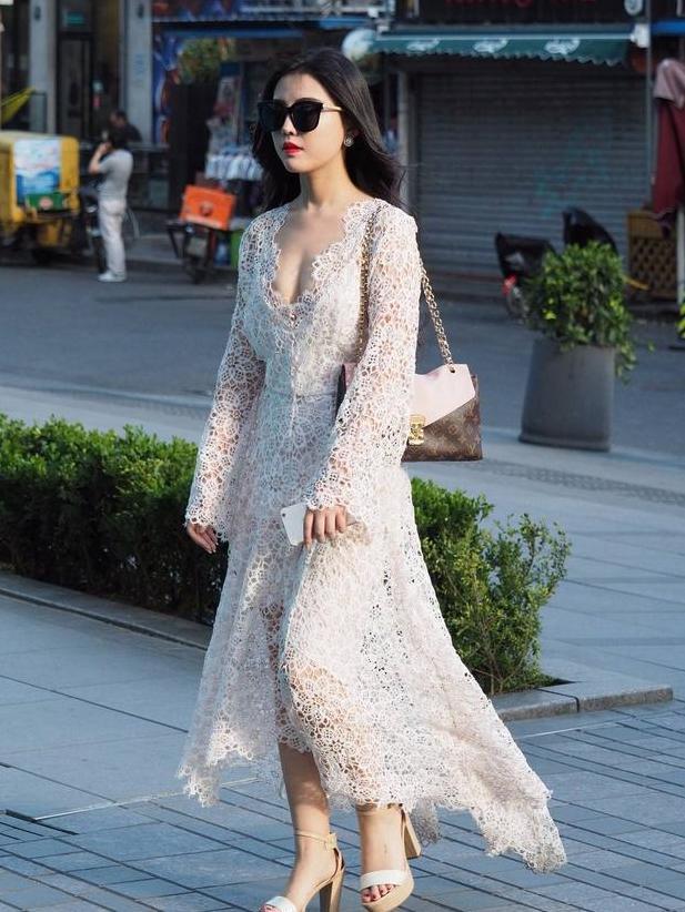 街拍：图一S型身材充满了诱惑，包臀裙展示出女生独有的曲线美