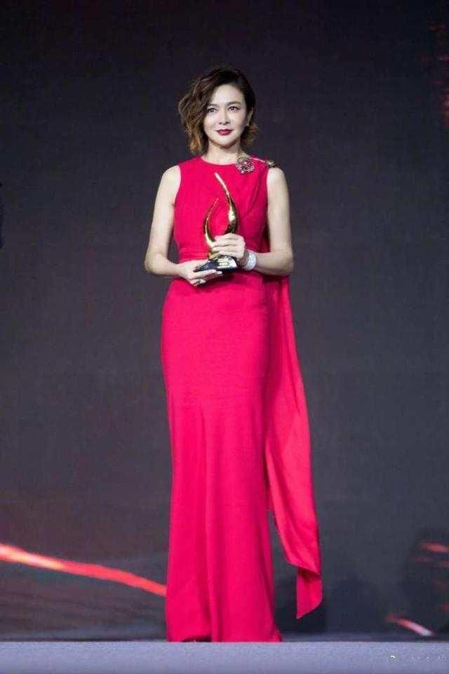 关之琳年龄面前不服输，55岁穿成20岁，可惜被颈纹出卖了她！