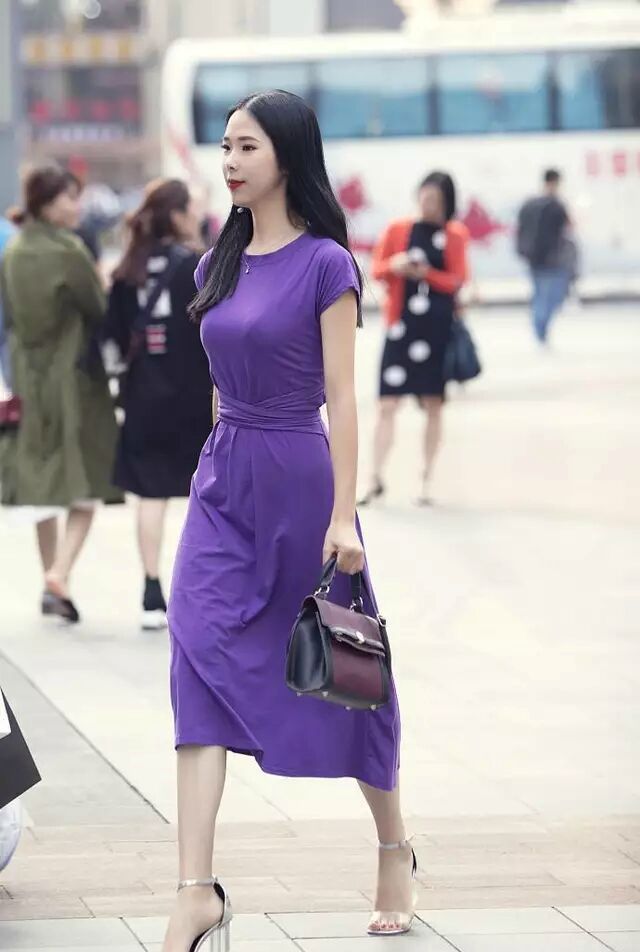 街拍：漂亮的小姐姐，穿什么都是好看的，穿出时尚丽人的感觉！