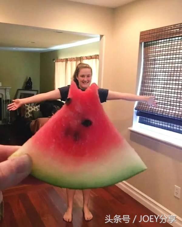 不穿衣服“穿”西瓜!“西瓜裙”风靡媒体，这下可凉快了