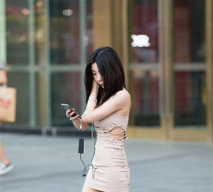 美女街拍， 身材不瘦的女生不用怕 ，更显成熟大方之美