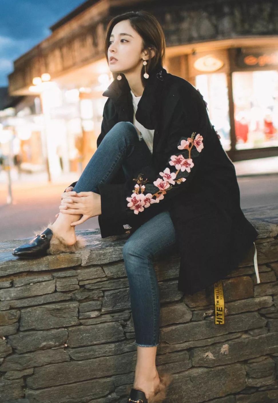 窦靖童周迅忘年交同框，同款搪瓷杯要不要来一只？