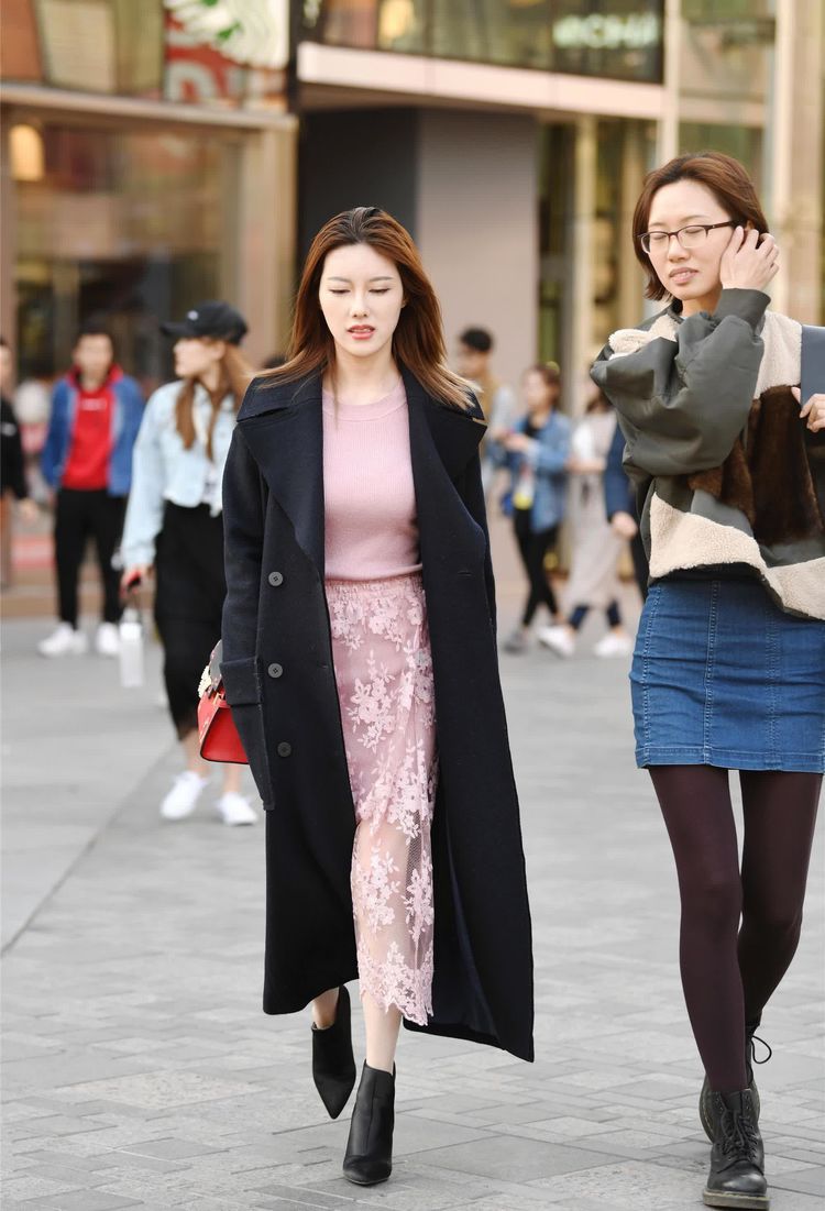 蓝色■街拍:长发美女身穿蓝色长裙,扮靓靓高挑身材,别提多帅了