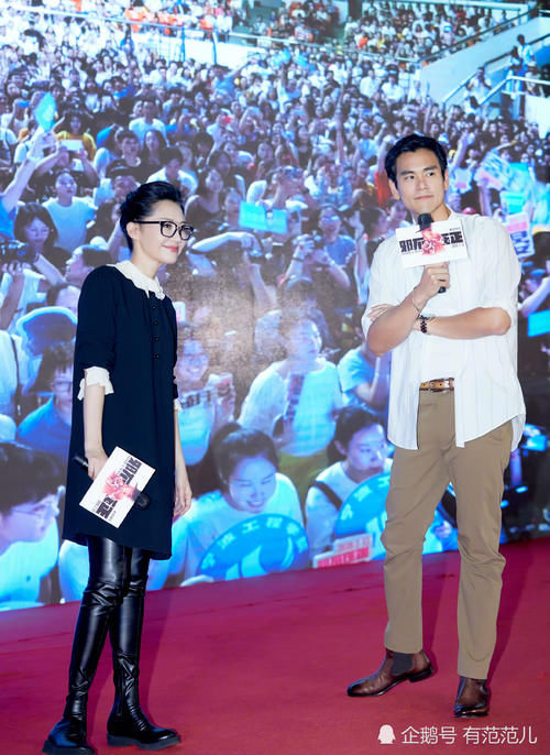 49岁许晴真会搭，穿过膝长靴当皮裤，网友：隔着屏幕都闻到脚丫味