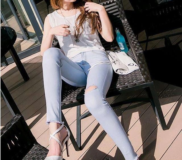 时装搭配，秋季搭配牛仔裤是十分的适合，保暖时尚还修身