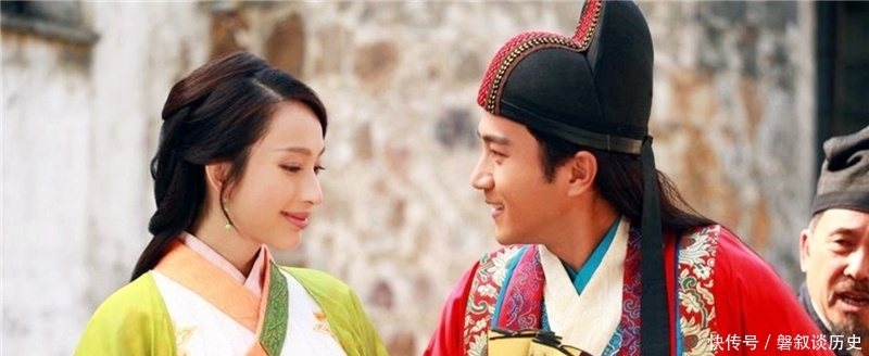 『亲戚』穷书生中举后见亲戚都来巴结,便在大门上贴副对联,读完相当解气