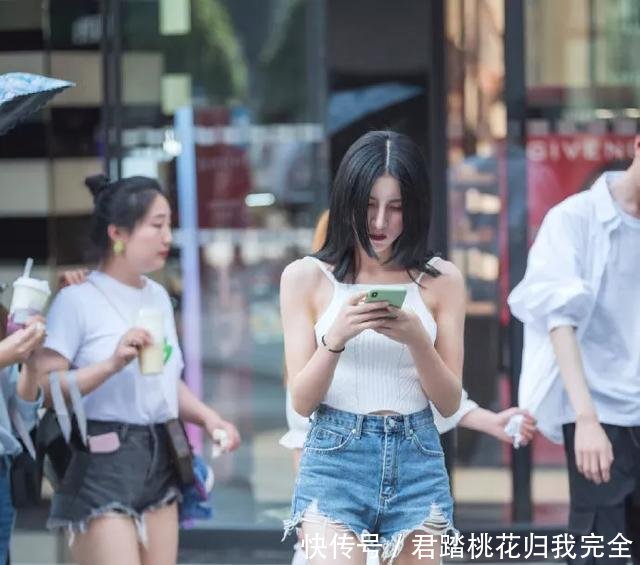  「身上穿着一」一双优雅的尖头高跟鞋，清新的色调，让她走路的姿态显得更加迷人