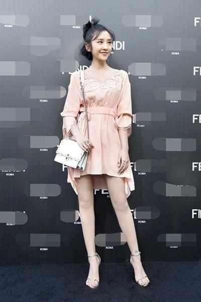 唐艺昕穿深V长裙上台领奖，太暴露张若昀笑的好尴尬！