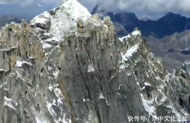 四川之旅:高空视角下的四姑娘山壮美风姿