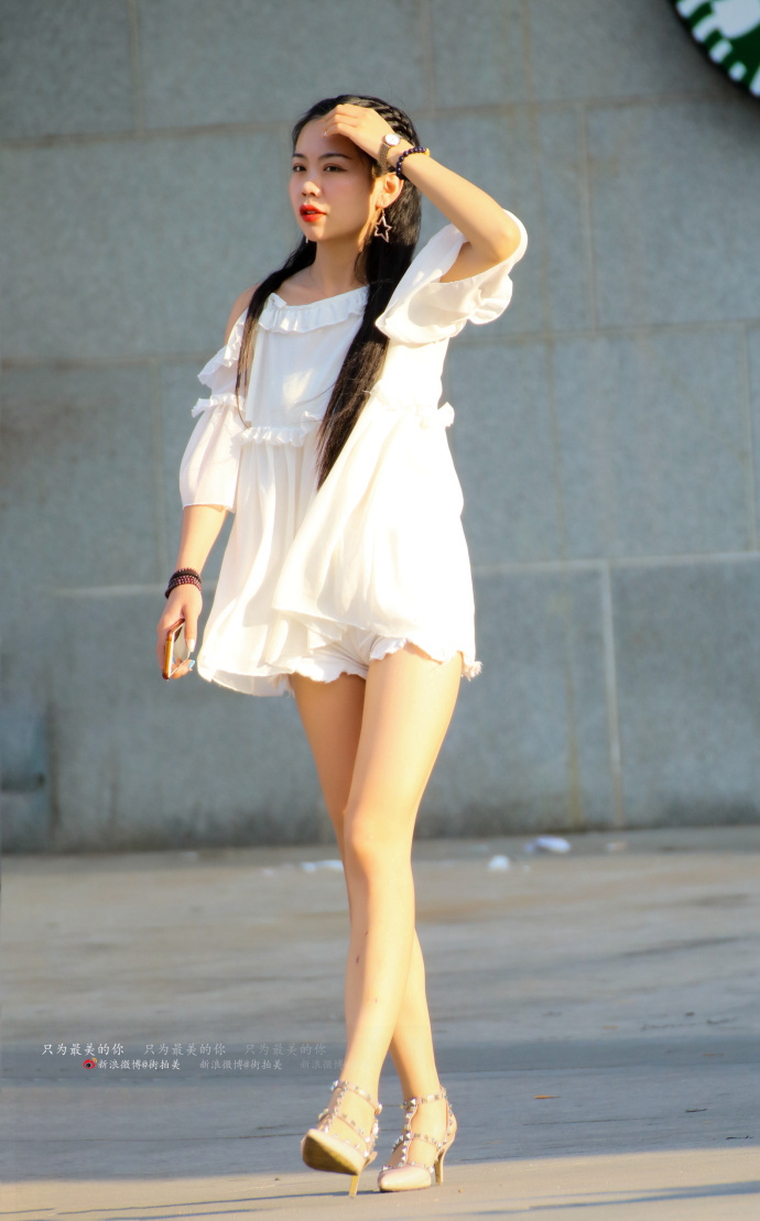 路人街拍，火红的唇，洁白的小纱裙，小姐姐你怎么这么美