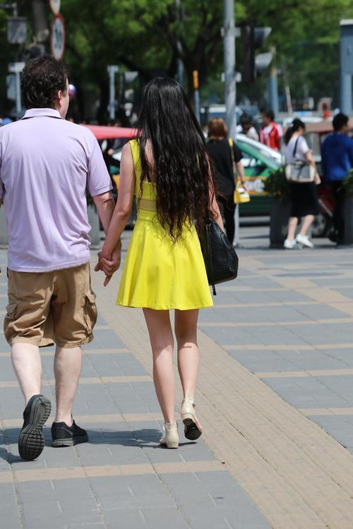 街拍：老外身边的中国姑娘，身材抢镜！