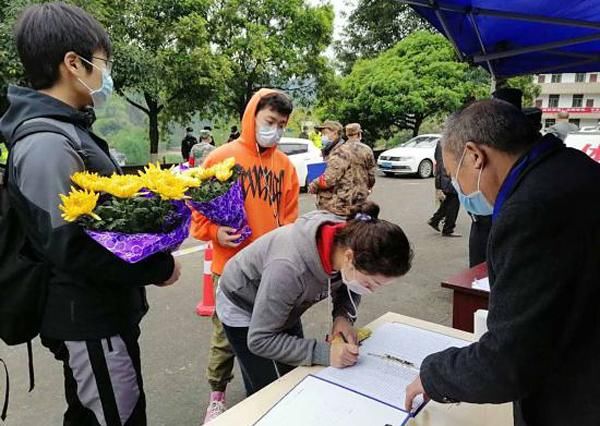  『假期』清明假期首日 四川公墓接待祭扫人群27万余人次