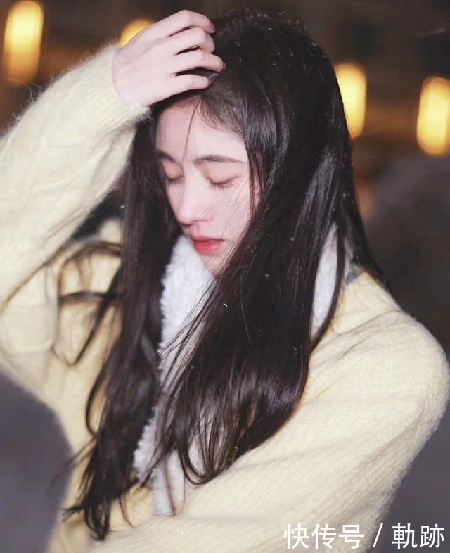 『凌乱』鞠婧炜穿鹅黄毛衣配围巾,头发凌乱鼻子通红,这才是“四千年美女”