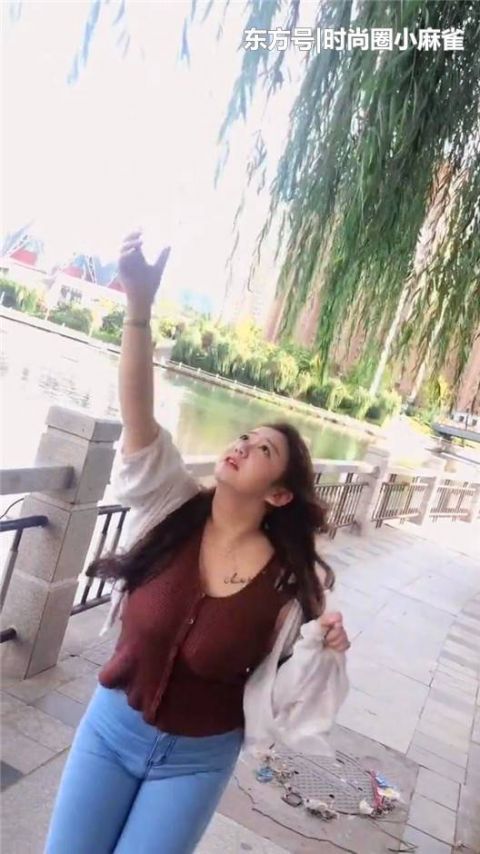  「细节上」街拍：魅力十足的小姐姐，搭配紧身牛仔裤，曲线苗条！