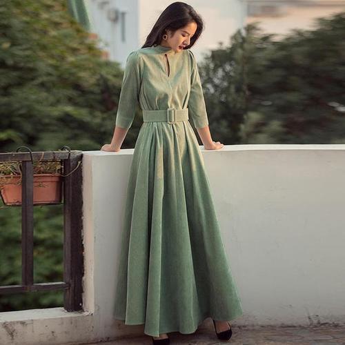 灯芯绒连衣裙配高跟鞋，穿出时尚复古范儿