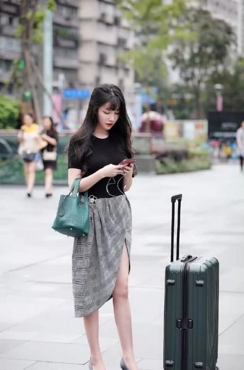 「精致」路人街拍,小姐姐下半身搭配上一条灰色的半裙,精致又美丽