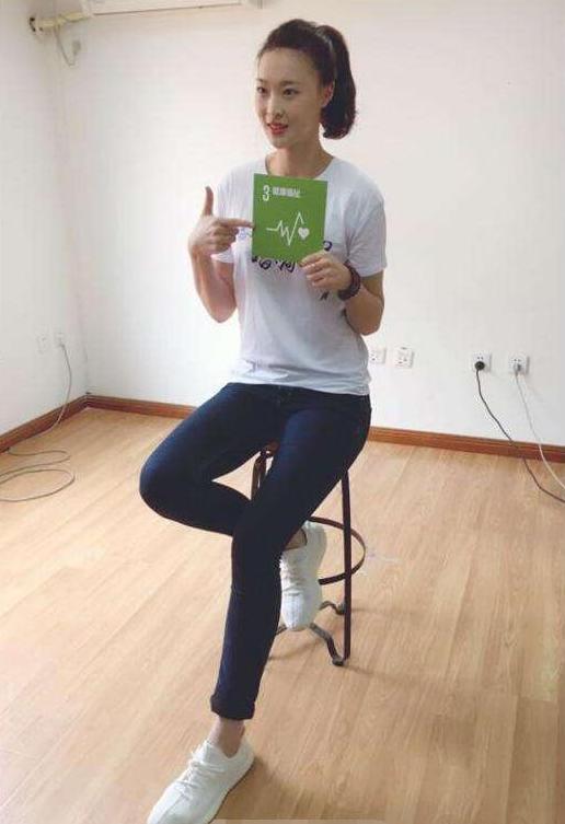 惠若琪的腿已经够长了, 穿超短裤还要两边开叉, 网友: 逼死普通女