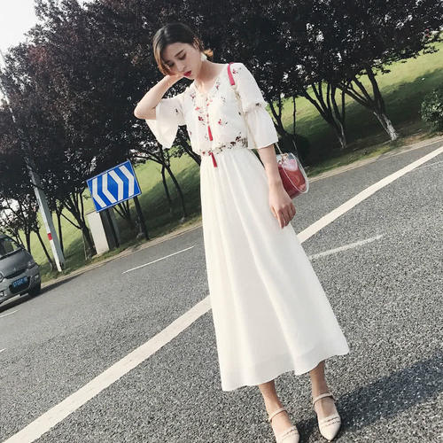 今年巨火的：淑女裙，比旗袍还洋气，8090后穿时髦翻翻