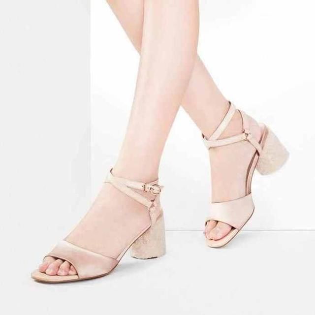 甜美的一字带高跟鞋，洋溢着满满的活力