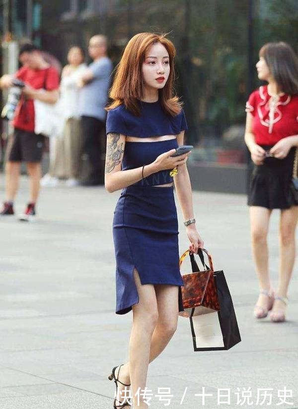 『时尚』街拍 图二妈妈的时尚感一点都不输女儿呀