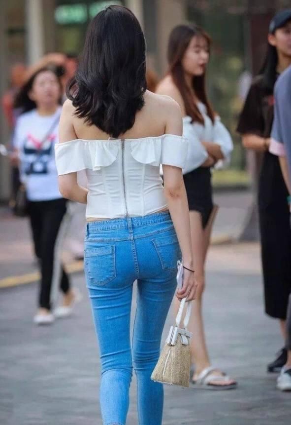 拥有完美身材的女孩子，搭配牛仔裤，十分抢眼