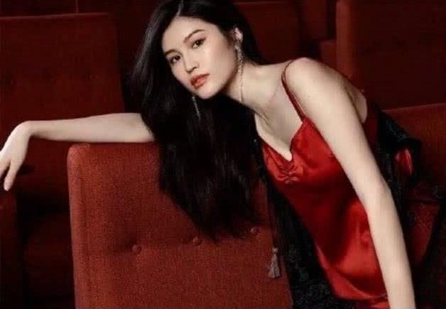 奚梦瑶何穗为“维密”拍目录，网友：只看身材就知道谁赢了