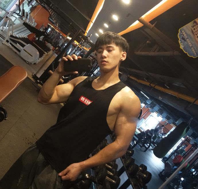 爱健身的大长腿，拥有一张明星脸，胸肌腹肌人鱼线全都有