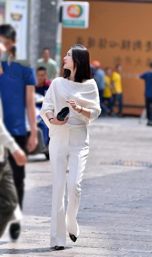  「小姐姐」街拍：小姐姐牛仔装上身时尚气质又有型，简洁大方又不失优雅美感