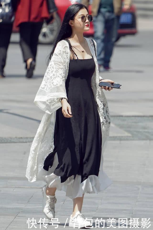 路人街拍，轻盈的连衣长裙，呈现出姑娘一双修长的美腿