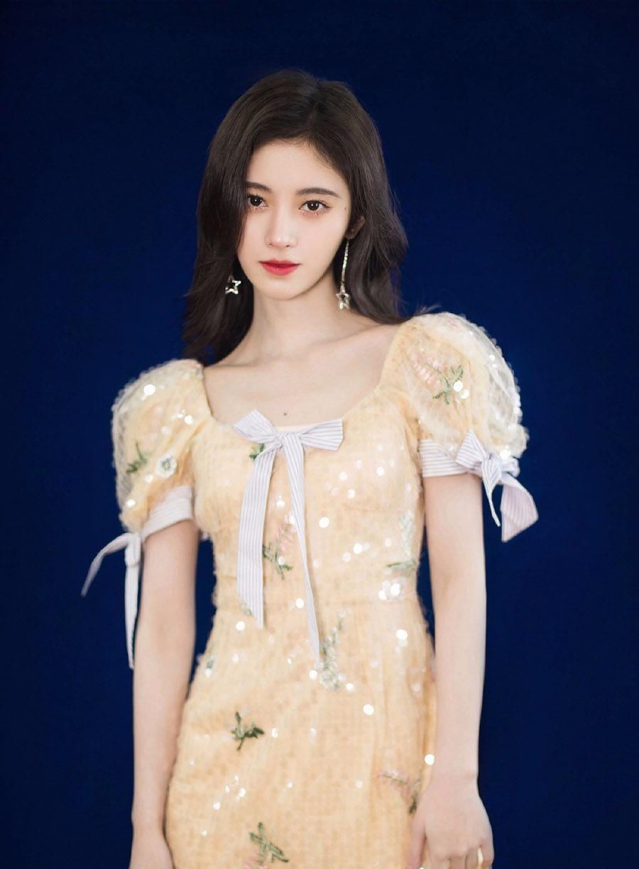 『镜头』鞠婧祎穿连衣裙上“快本”，镜头拍到她腿的一刻，直男全沸腾