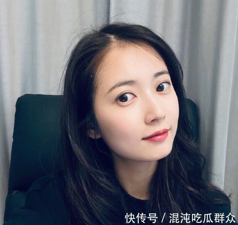 唐嫣结婚后力捧的90后小花,今穿黑色卫衣,配长