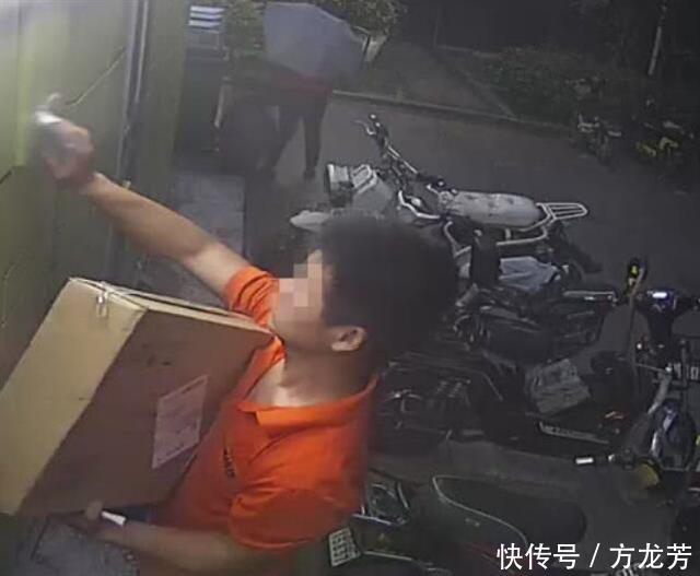 凭码取件打开快递柜是空的,快递员拿走包裹反