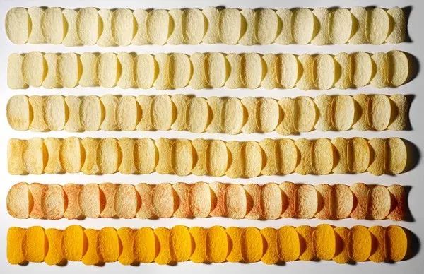 【设计师】物体排列之美，这个摄影师用大量食物堆成建筑，看起来