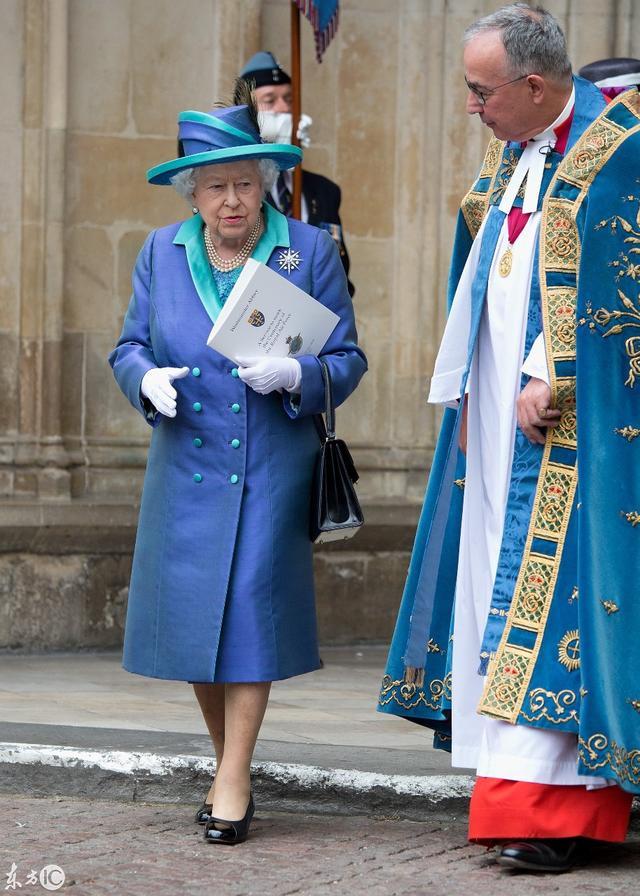 凯特王妃和梅根公爵夫人同框出席活动 一个浅蓝一个藏蓝都好美