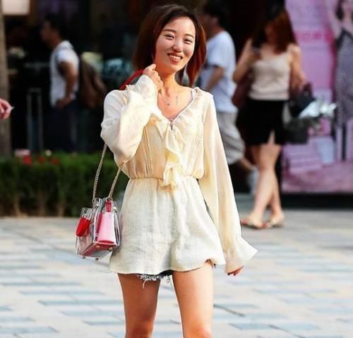 『美女』街拍:身材高挑的美女,一条白色连衣裙外搭白色开衫,时尚气质美