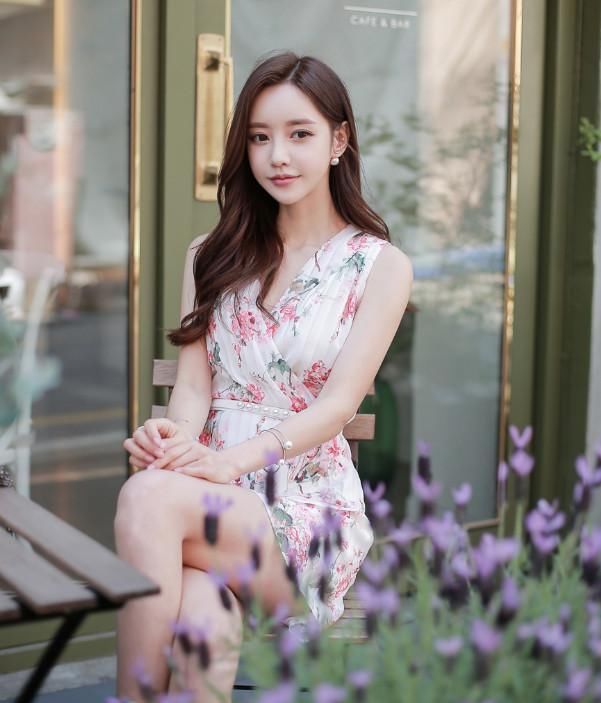 街拍:紧身包臀裙美女,展现美好身段,尽显优雅气息!