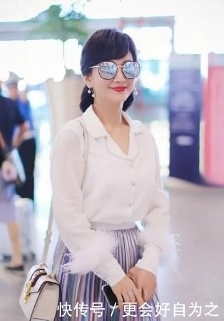 『穿搭』赵雅芝终于“扮嫩”成功,鹅黄色毛衣配短裤时髦又减龄,哪像65岁