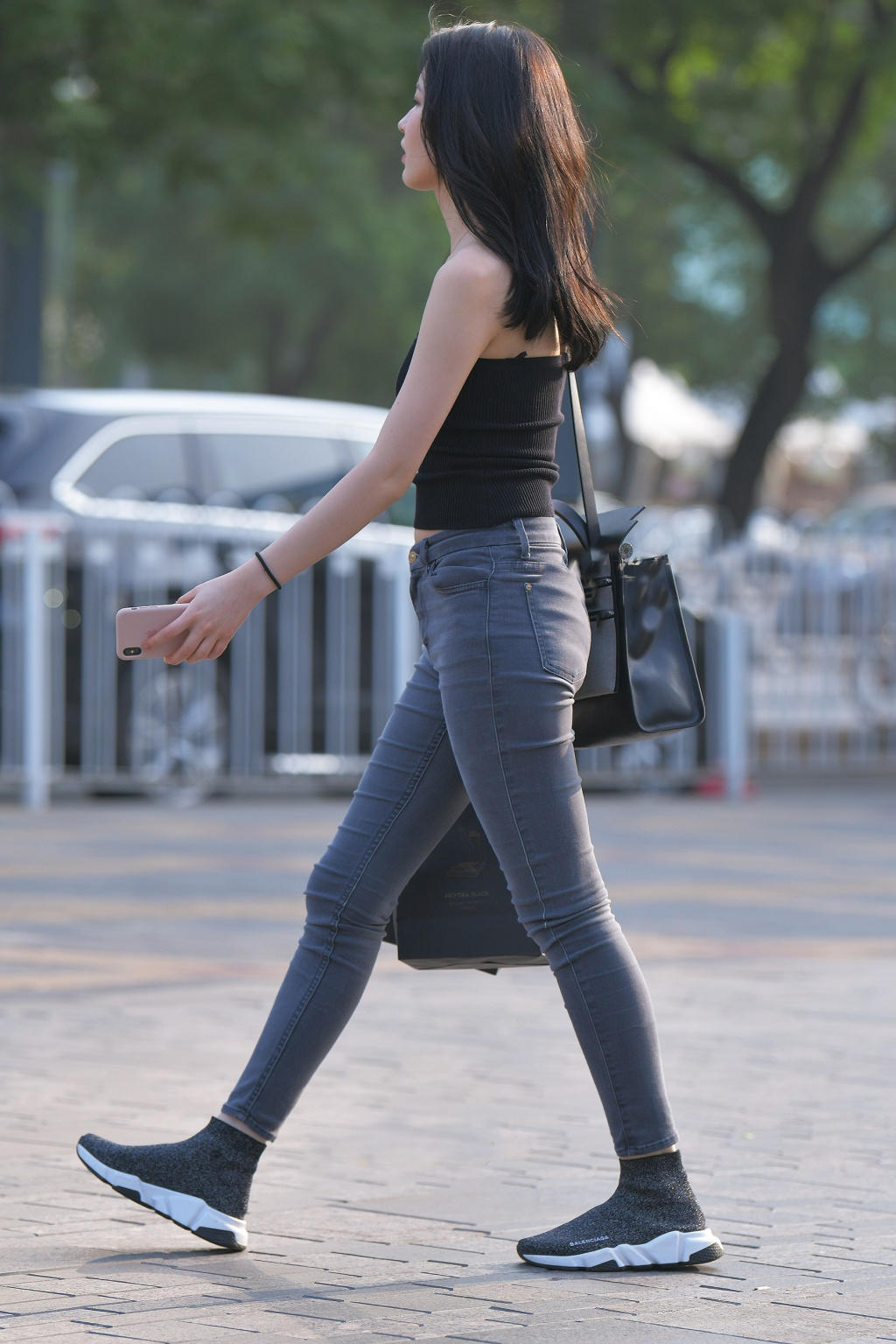 气质少妇黑色裹胸裹出饱满上围曲线，崩出的小肉肉也是很有富态的