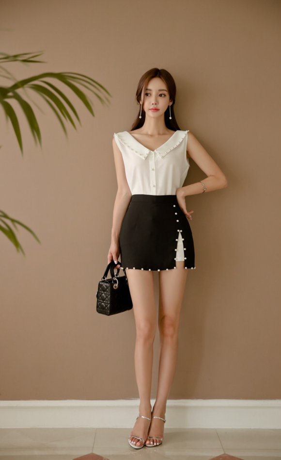 孙允珠身穿黑白裙装，展现修长大腿，举手投足间尽显妩媚动人!