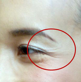 女人长眼袋细纹又老又丑?睡前抹点这便宜货，抚平眼袋细纹显年轻