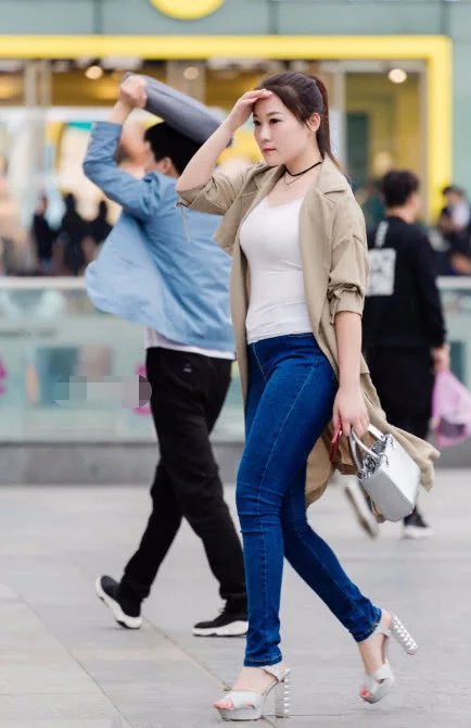 气质小姐姐抬手遮挡眼光十分淑女，被路人男子抢镜，让人哭笑不得