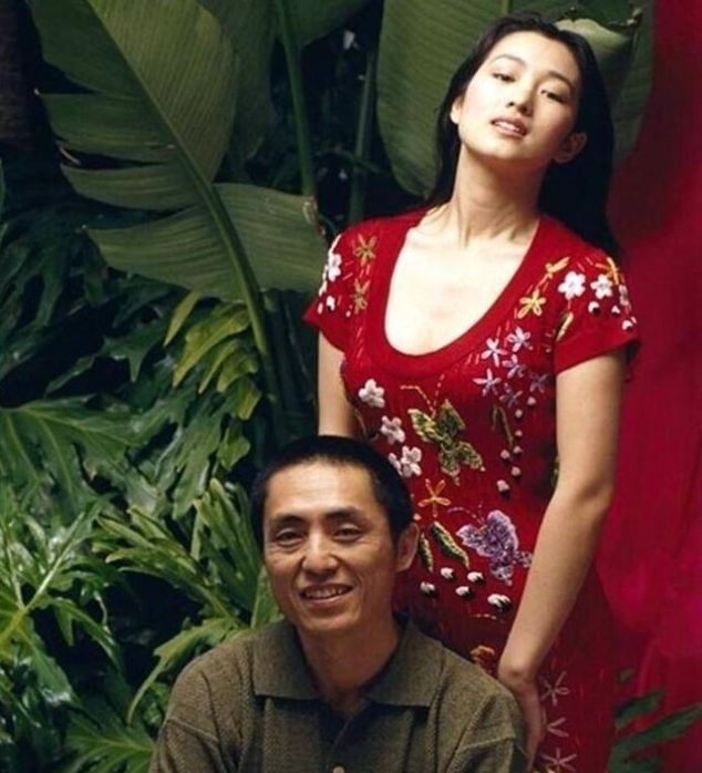 『巩俐』为了巩俐,张艺谋抛弃原配肖华,肖华现在过得怎么样了?