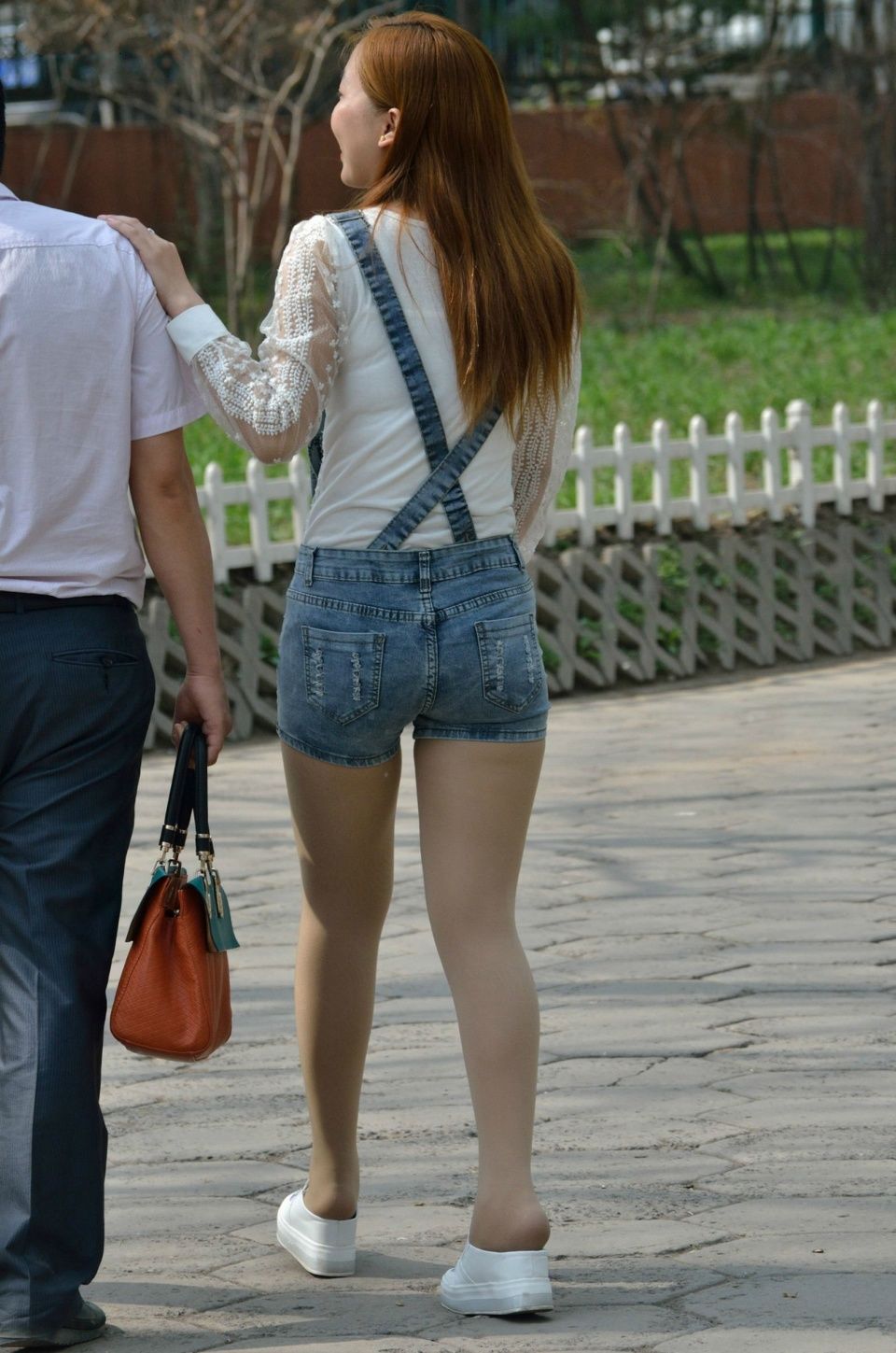 街拍联盟：湖边游玩的肉丝美女，肉肉的才是极品