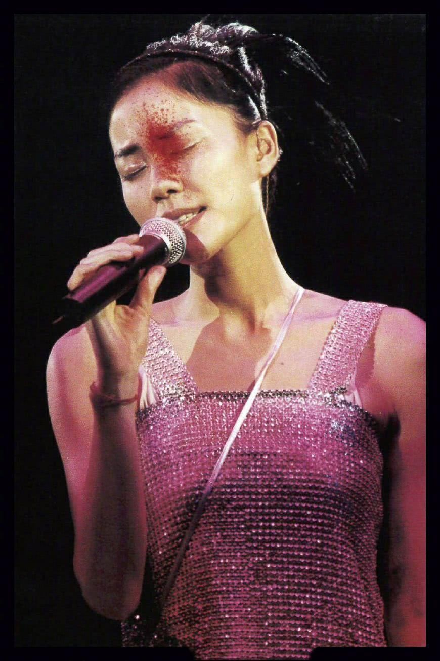 王菲时尚演唱会时尚造型 网友:往脸上涂“红墨水”是时尚?