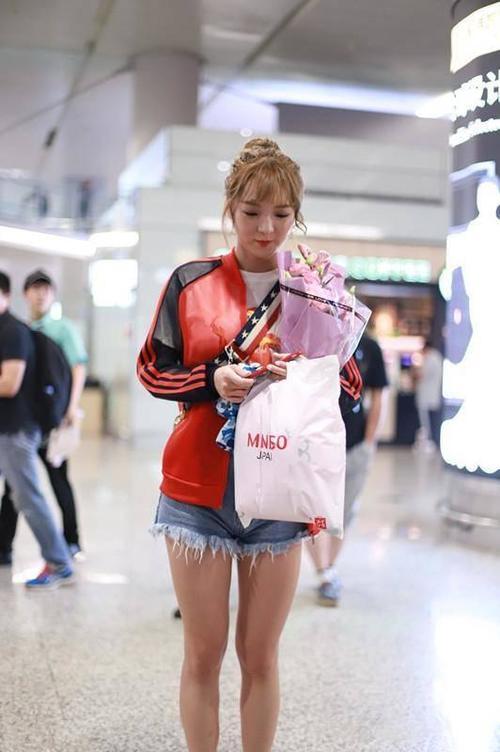 强东玥是真瘦了，这么窄的短裤也能塞进去，网友：简直像换了个人