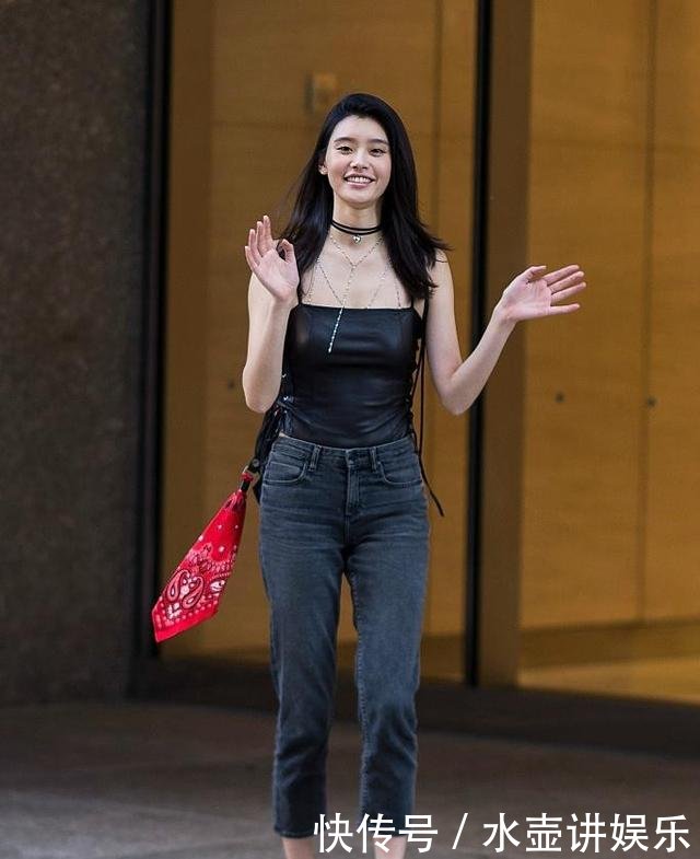 奚梦瑶真敢穿,大红色吊带衫一点儿不低调,网友:换双鞋可好?