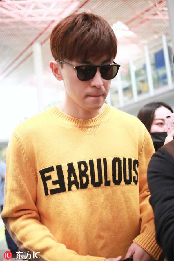 邓伦胡子拉渣一脸严肃，那个戴粉领结粉裙子傻笑的小可爱快回来